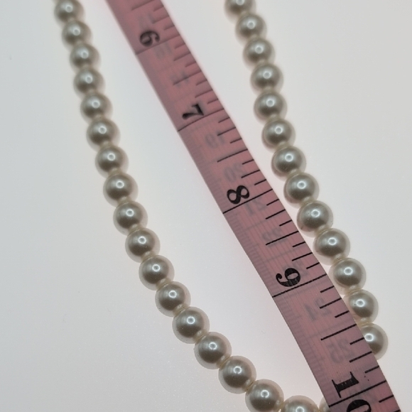 Classic White Pearl Necklace Timeless Jewelry - Picture 5 of 5